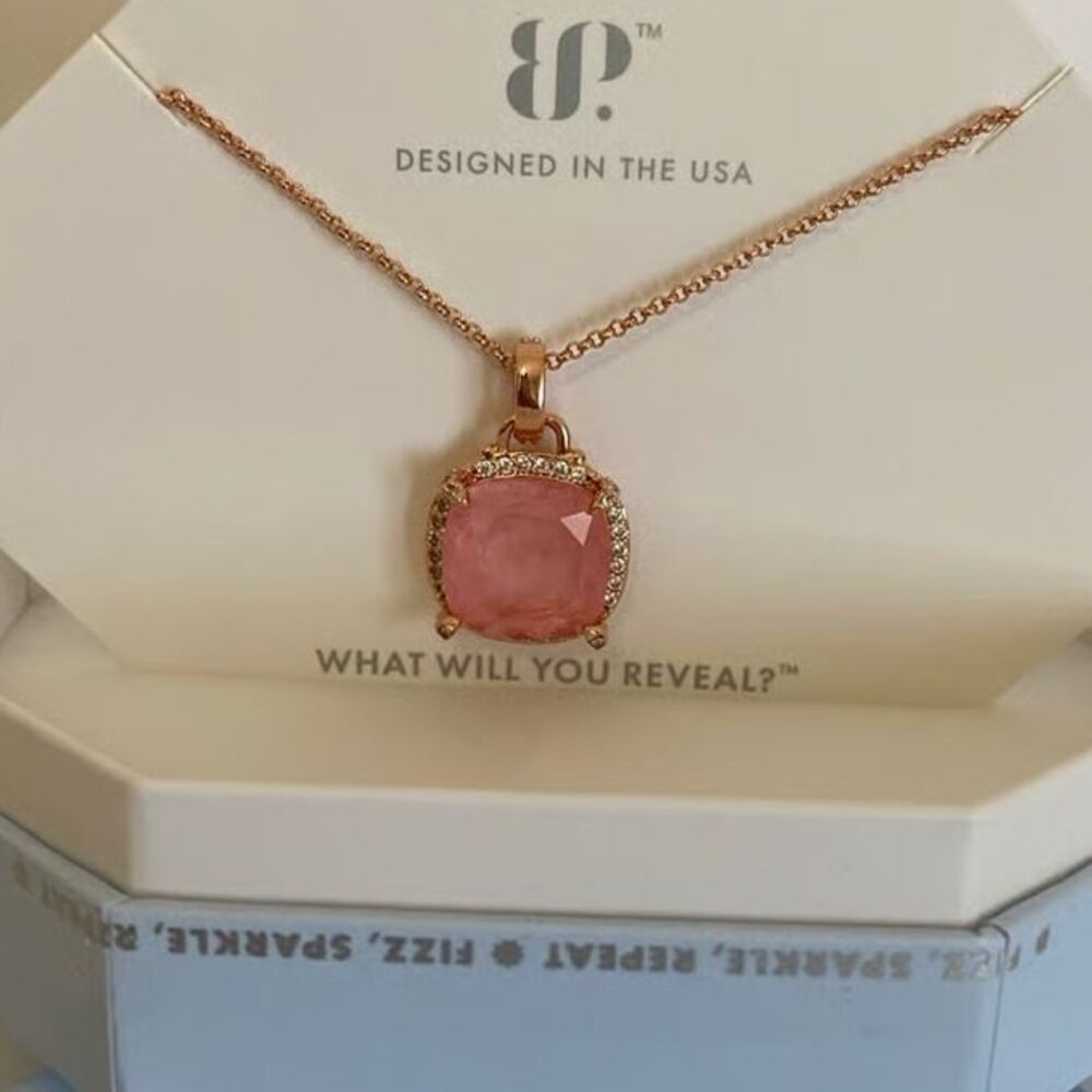 Beautiful pink on rose gold necklace - new OG